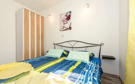 Beautiful house with four apartments, Grebaštica