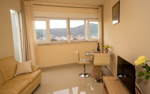 *OCASION* Beautiful house with seven apartments, Vinišće.