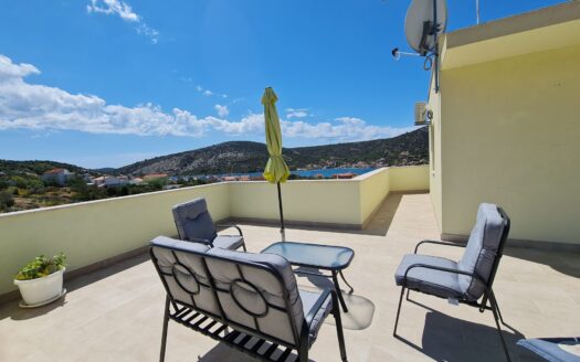 *OCASION* Beautiful house with seven apartments, Vinišće.