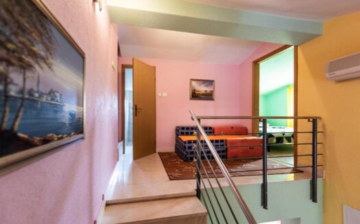 Piękny apartamentowiec blisko morza, Vinišće