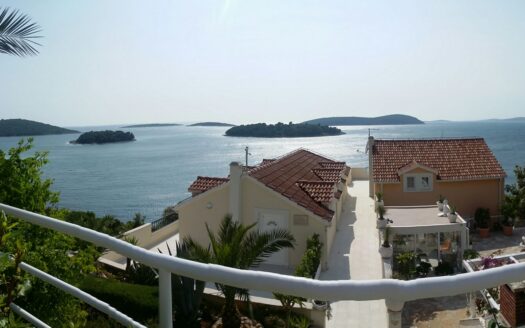 Seafront Paradise: Exclusive Villa in Maslinica, Island of Šolta
