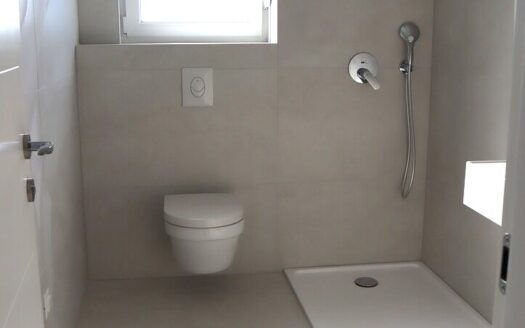 Makarska- Two-room apartment on the first floor with garden and sea view