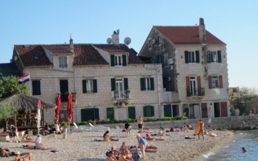 Komiża – tradycyjny kamienny dom nad morzem